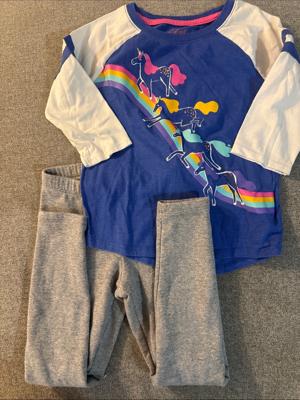 5/$15- Girl’s outfit size small